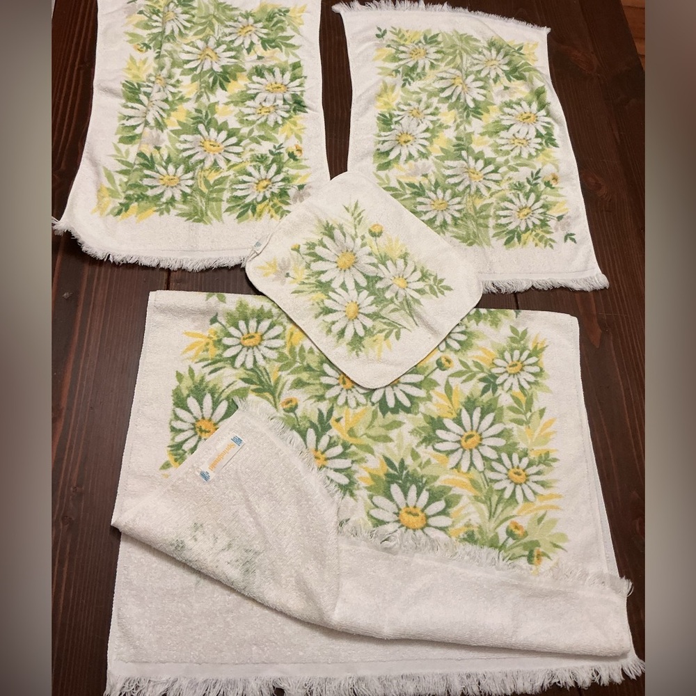 Vintage Set of Springmaid Bath Towels Each measure - Picture 10 of 14